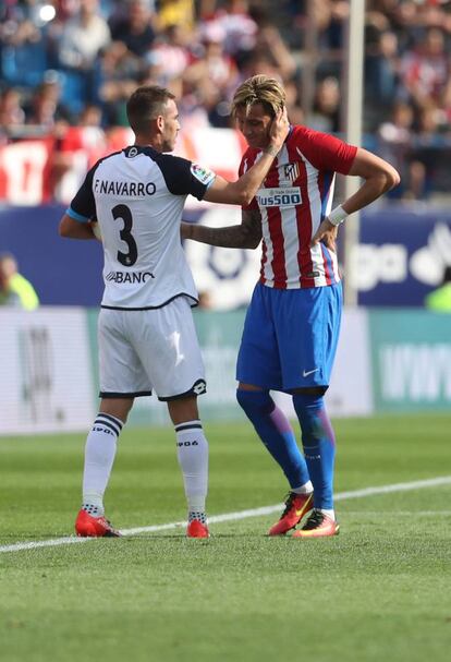 José María Giménez (d), del Atlético de Madrid, recibe un gesto de apoyo de Navarro, del Deportivo, mientras abandona el campo.