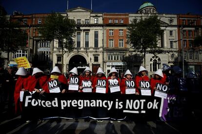 Varios activistas a favor del aborto, vestidos como las protagosnitas de la serie 'El cuento de la criada', protestan en el centro de Dublín (Irlanda), antes del referéndum del 25 de mayo sobre la ley del aborto, el 23 de mayo de 2018.