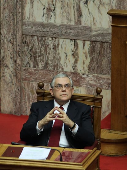 El primer ministro griego, Lukas Papademos, hoy antes de su discurso en el Parlamento