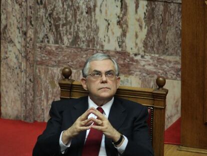 El primer ministro griego, Lukas Papademos, hoy antes de su discurso en el Parlamento