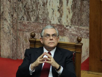 El primer ministro griego, Lukas Papademos, hoy antes de su discurso en el Parlamento