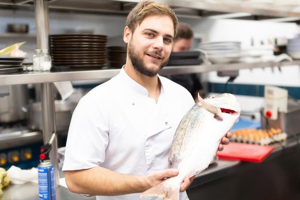 Manu Yarza, luciendo pescado.