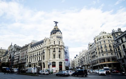 Tranfico en la calle Alcalá con Gran Vía.