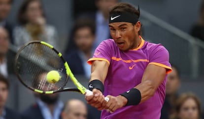 Rafael Nadal pega un revés en la Caja Mágica.