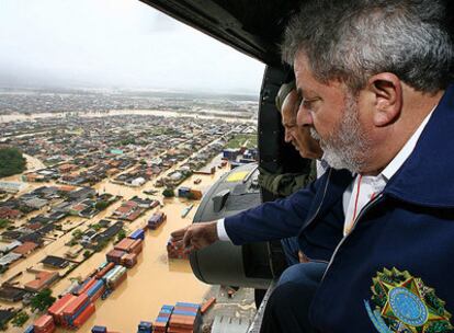 El presidente brasileño, Lula da Silva, sobrevuela las zonas más afectadas por las inundaciones en el sur del país