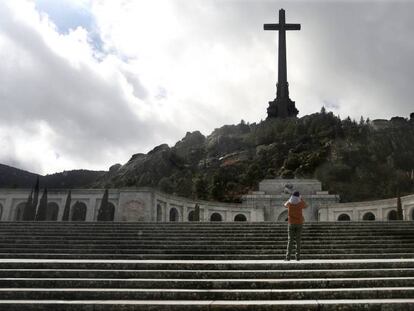 Un turista observa la gran cruz de 130 metros en el Valle de los Caídos. 
 