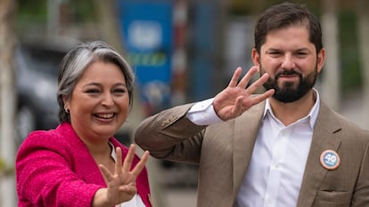 Gabriel Boric y Jeannette Jara, ministra del Trabajo, en Santiago (Chile) en abril.