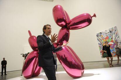 En esta imagen, el artista estadounidense Jeff Koons aparece junto a una de sus reconocibles esculturas de acero en la inauguración de su retrospectiva en el Museo Guggenheim de Bilbao. Esta exposición ha estado en las sedes de las tres instituciones que la han organizado: el Whitney Museum of American Art de Nueva York, el Centro Pompidou de París -lo que fue su primera retrospectiva europea- y, por último, en el Museo Guggenheim Bilbao. El artista más cotizado de este tiempo consiguió inundar el Pompidou de un regimiento de langostas inflables, perritos de acero inoxidable y fotos explícitas de su exmujer Cicciolina.