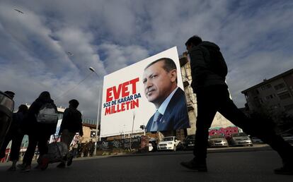 Pancartas gigantescas cubren edificios, paredes y calles a lo largo del país. En la imagen, varias personas caminan ante un cartel con la imagen del presidente turco, Recep Tayyip Erdogan, en Estambul (Turquía) el 20 de marzo de 2017.