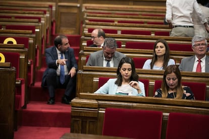 Imatge d'arxiu dels diputats de Ciutadans i el PSC esperant per començar un ple.