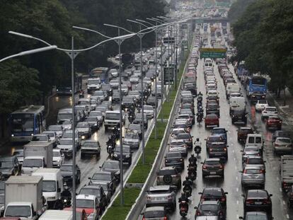 Congestionamento na Avenida 23 de Maio, importante via paulistana, no segundo dia da paralisação dos metroviários.