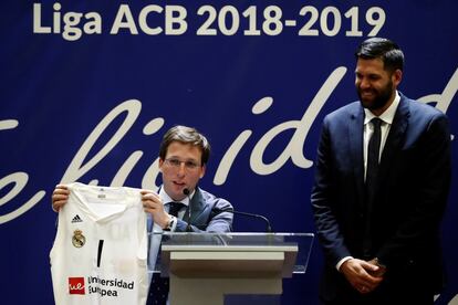 El jugador del Real Madrid Felipe Reyes junto a José Luis Martínez-Almeida, Alcalde de Madrid, en el Ayuntamiento de Madrid.