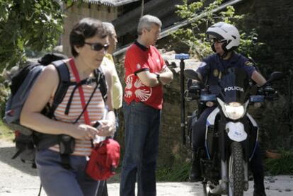 El conselleiro de Presidencia, Alfonso Rueda (con camiseta naranja) explicó ayer en O Pino, en el tramo final del Camino de Santiago, el despliegue policial para vigilar la ruta xacobea.