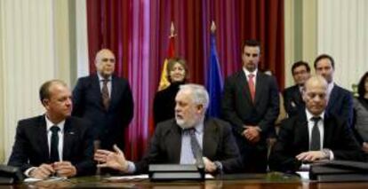 El ministro de Agricultura, Alimentación y Medio Ambiente, Miguel Arias Cañete (c), junto al presidente de Extremadura, José Antonio Monago (i) y el presidente de la empresa Philips Morris para la región de la Unión Europea, Drago Azinovic (d), durante la firma del convenio de colaboración para la compra de tabaco español de calidad para los próximos tres años, esta tarde en la sede del Ministerio, en Madrid.