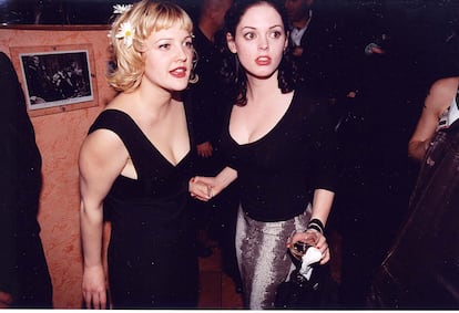 Drew Barrymore y Rose McGowan en 1998.