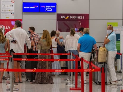 Turistas británicos en el aeropuerto de Palma de Mallorca, este domingo.