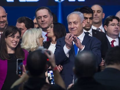 El primer ministro de Israel, Benjamin Netanyahou, celebra los resultados electorales, este martes en Tel Aviv. 