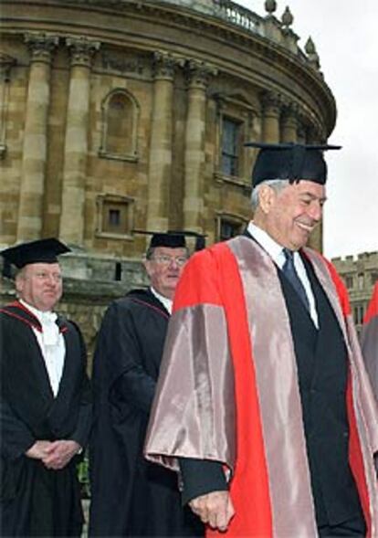 Mario Vargas Llosa, antes de ser investido ayer doctor <i>honoris causa</i> por la Universidad de Oxford.