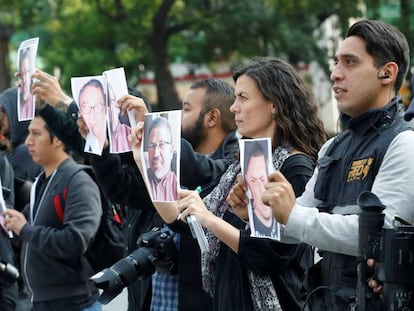 Um grupo de jornalistas protesta no México contra o assassinato de Javier Valdez.