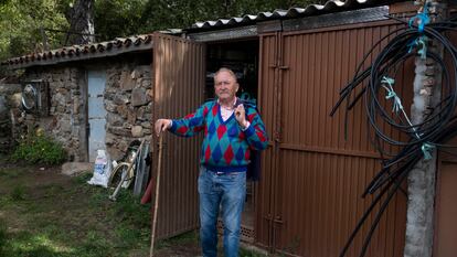 José, vecino de Horcajo de la sierra, en su huerto.