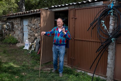 José, vecino de Horcajo de la sierra, en su huerto.