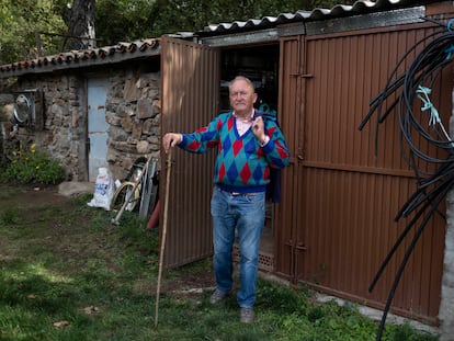 José, vecino de Horcajo de la sierra, en su huerto.