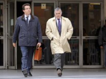 El extesorero del PP, Luis Bárcenas, junto a su abogado el pasado abril.