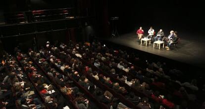 Misha Glenny, Kostas Vaxevanis, José Martí Gómez, Ernesto Ekáizer i Carles Quílez, a la taula rodona sobre la corrupció a BCNegra 2013, amb el teatre ple.