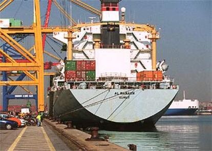 El barco <I>Al Manakh</I> cargado con tiendas de campaña atracado ayer en el puerto de Valencia.