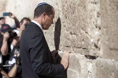 El alcalde de Jerusalén, Nir Barkat, reza en el Muro de las Lamentaciones tras confirmarse su reelección en Jerusalén.