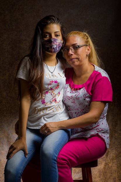 Evelline Fernández es retratada con su hija Edenny, de 15 años. Desde los siete meses de vida, recibe transfusiones de sangre y está medicada con Exjade y Ácido fólico. Hace 14 años, Edenny fue diagnosticada con Talasemia mayor. Lo más difícil para ella ha sido enfrentarse a los apodos que recibe en el colegio por su color de piel que a veces cambia de su tono natural a amarillo. La llaman 'zombi' y 'camaleón'. A pesar de ello, sigue asistiendo a clases con el sueño de convertirse en abogada siendo mayor.