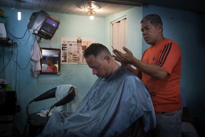 Los negocios de peluqueros abundan en la calle Josias, una de las principales de la favela.