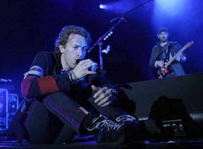 Chris Martin, vocalista de Coldplay, en un momento de su actuación ayer en Barcelona.