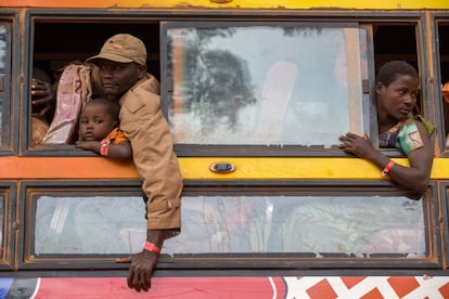 Refugiados burundeses a bordo de un autobús camino al campamento de refugiados de Nyarugusu.
