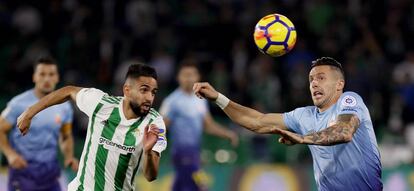 Boudebouz y Aday luchan por un balón.