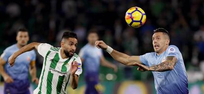 Boudebouz y Aday luchan por un bal&oacute;n.