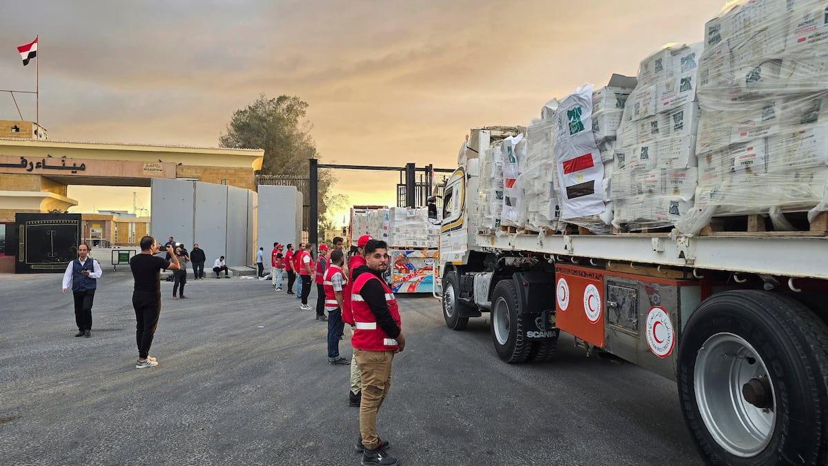 Última hora del conflicto en Oriente Próximo, en directo | Camiones con ayuda humanitaria comienzan a entrar en Gaza desde Egipto, según el acuerdo de alto al fuego