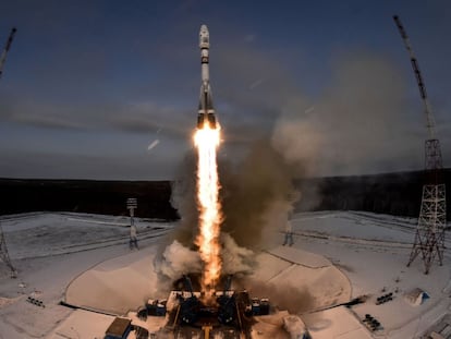 Lanzamiento de un cohete Soyuz-2.1b para poner en órbita un satélite de la serie Meteor-M en el cosmódromo Vostochny, a las afueras de Tsiolkovsky (Rusia).