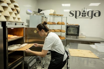 Maite García, panadera de Spiga, durante una jornada de producción en el obrador.