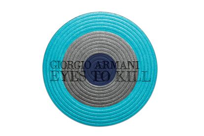 En la diana. Sombras Eyes to kill de Giorgio Armani. Son ya un clásico de la firma italiana y uno de sus productos más vendidos. Nos quedamos con la paleta de azules. Un color que vuelve a ser tendencia esta temporada en todas sus declinaciones. Precio: 30 €