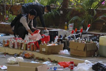 Na semana passada, a polícia prendeu cerca de 1.100 pessoas no centro da universidade, algumas delas enquanto tentavam escapar do cerco policial. Na foto, policiais reúnem latas de gás e materiais inflamáveis no campus da universidade.