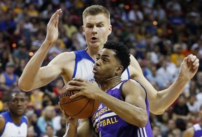 Porzingis defiende a Russell en un Knicks-Lakers.