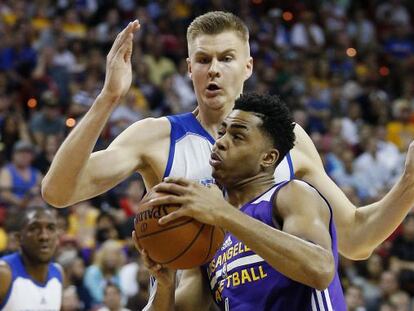 Porzingis defiende a Russell en un Knicks-Lakers.