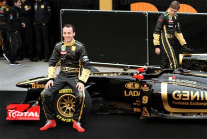 Kubica y Petrov posan con el nuevo bolido de Renault.