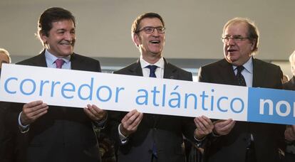 Fernández, Feijóo y Herrera, este lunes en Santiago reclamando inversiones ferroviarias.