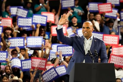 Colin Allred en un mitin de Kamala Harris en Houston, en octubre de 2024.
