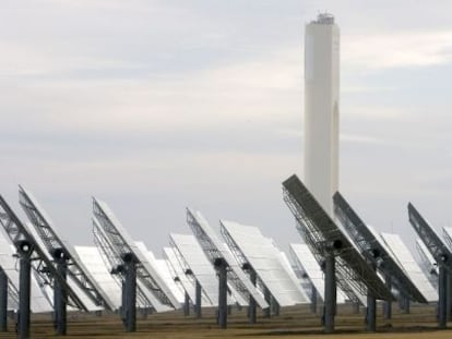 Vista de la planta solar d'Abengoa a Sanlúcar la Mayor (Sevilla).