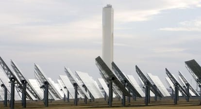 Vista de la planta solar d'Abengoa a Sanlúcar la Mayor (Sevilla).