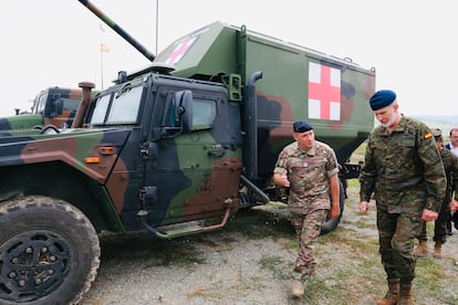 El rey Felipe VI (derecha) visita la base de Cincu, en el marco del viaje a Rumania y Eslovaquia para visitar a los contingentes españoles desplegados en ambos países, este martes. 