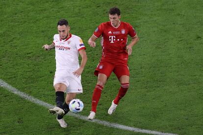 Ocampos golpea el balón ante Pavard este jueves en la final de la Supercopa de Europa entre el Bayern y el Sevilla.